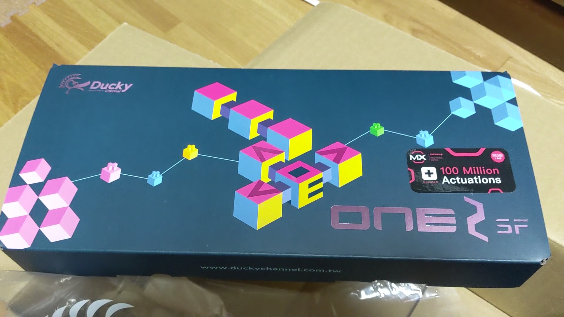 Ducky One 2のメーカーロゴ入りパッケージの外観写真
